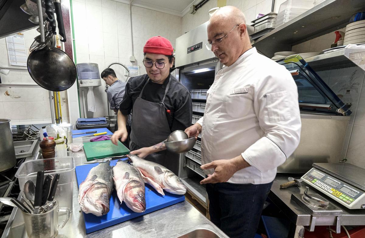 Nelson Pérez enseña las lubinas de su restaurante