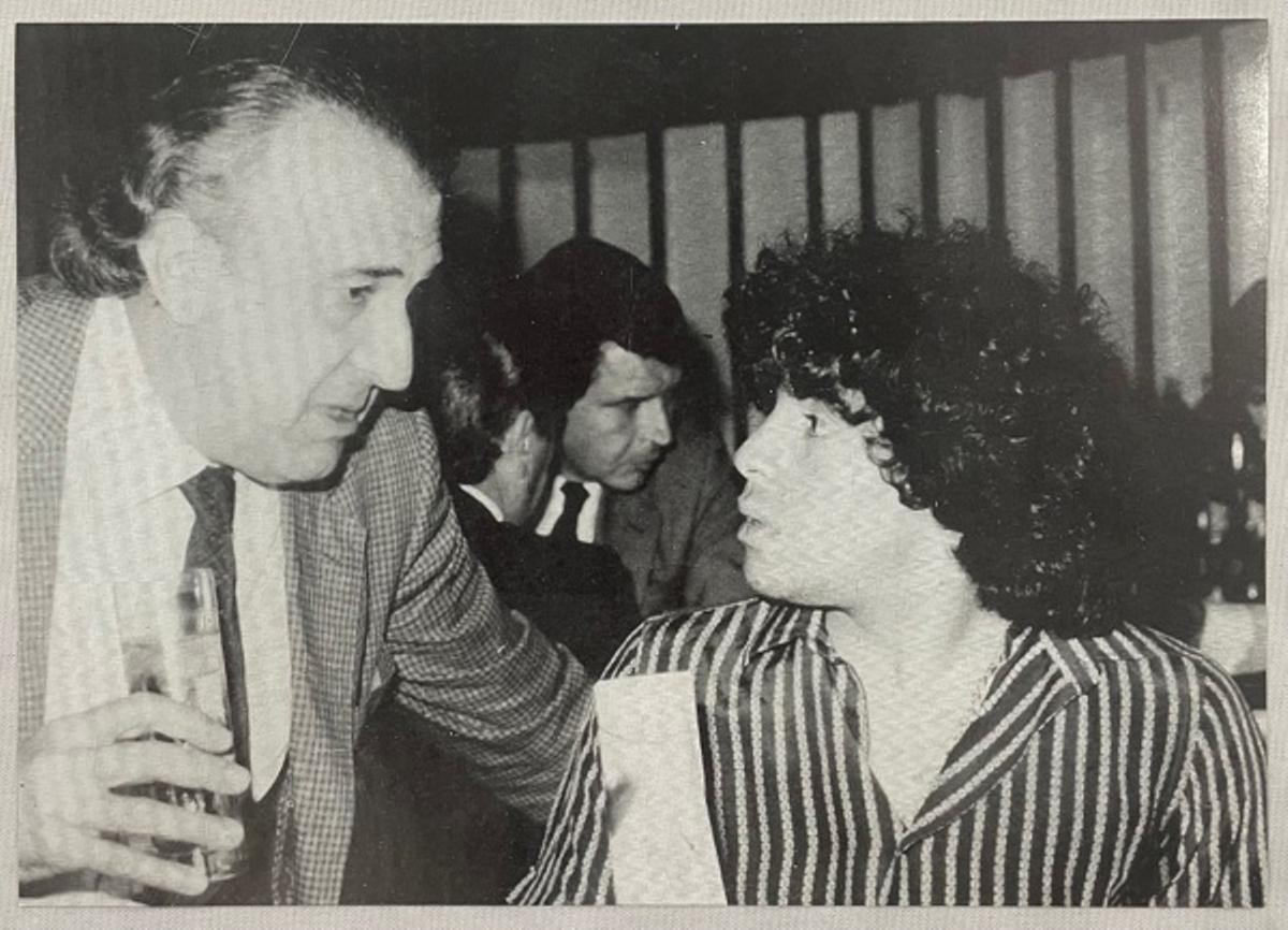 El tinerfeño Hans Henningsen, junto a Diego Armando Maradona.
