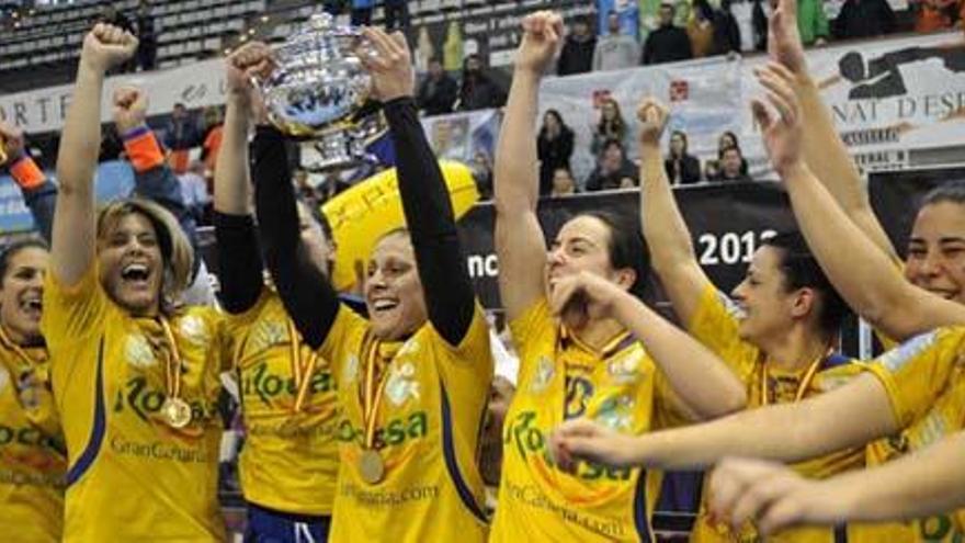 Las jugadoras del Rocasa celebran su victoria en la Copa de la Reina.