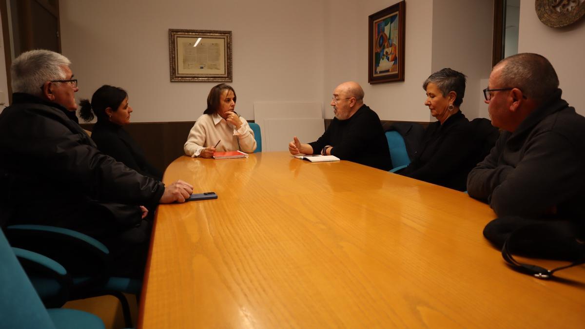Paula Fernández Pena, con miembros de Unións Agrarias y de la plataforma vecinal.