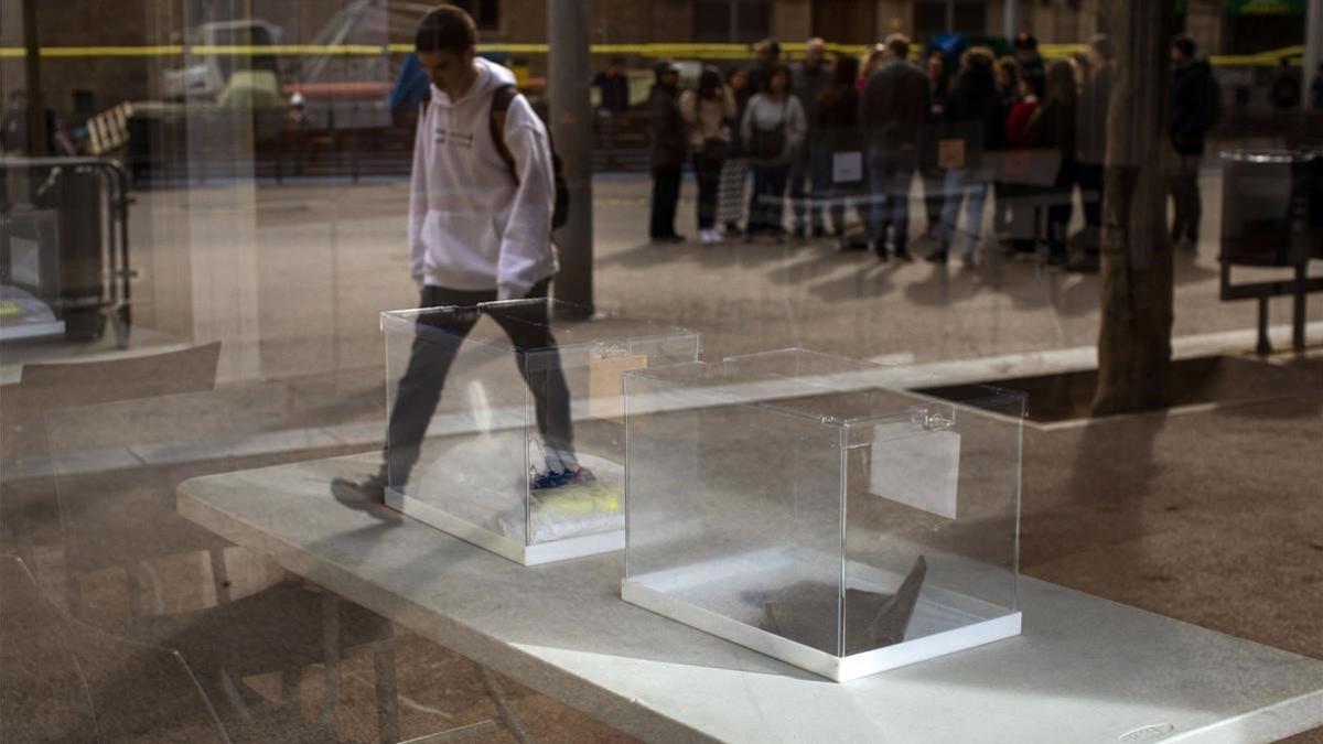Urnas preparadas en un colegio electoral de Barcelona