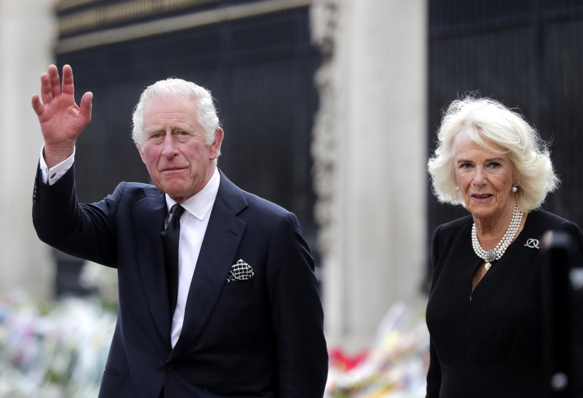Los nuevos reyes de Inglaterra, Carlos III y Camila, saludan a las personas congregadas a las puertas de Buckingham Palace para mostrarles sus respetos tras el fallecimiento de Isabel II.