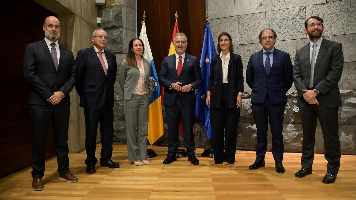 Ángel Víctor Torres junto a los asistentes a la reunión con Philip Morris en Santa Cruz de Tenerife.