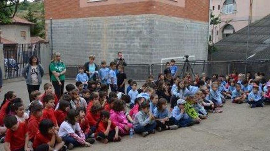 Infants al pati de l&#039;escola pública de Gironella