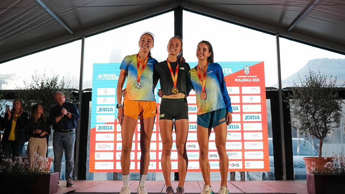 Andrea Romero, a la derecha en el podio.
