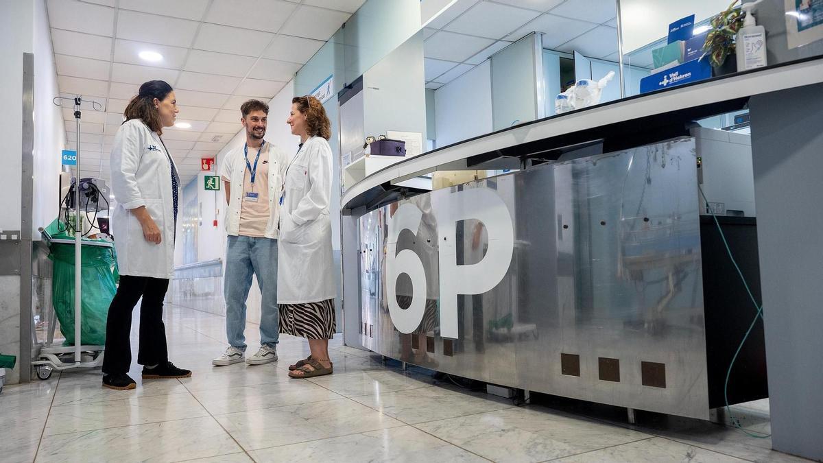 Serna y Fernández con Jesús Felipe, trabajador social sanitario del Hospital Vall Hebrón.
