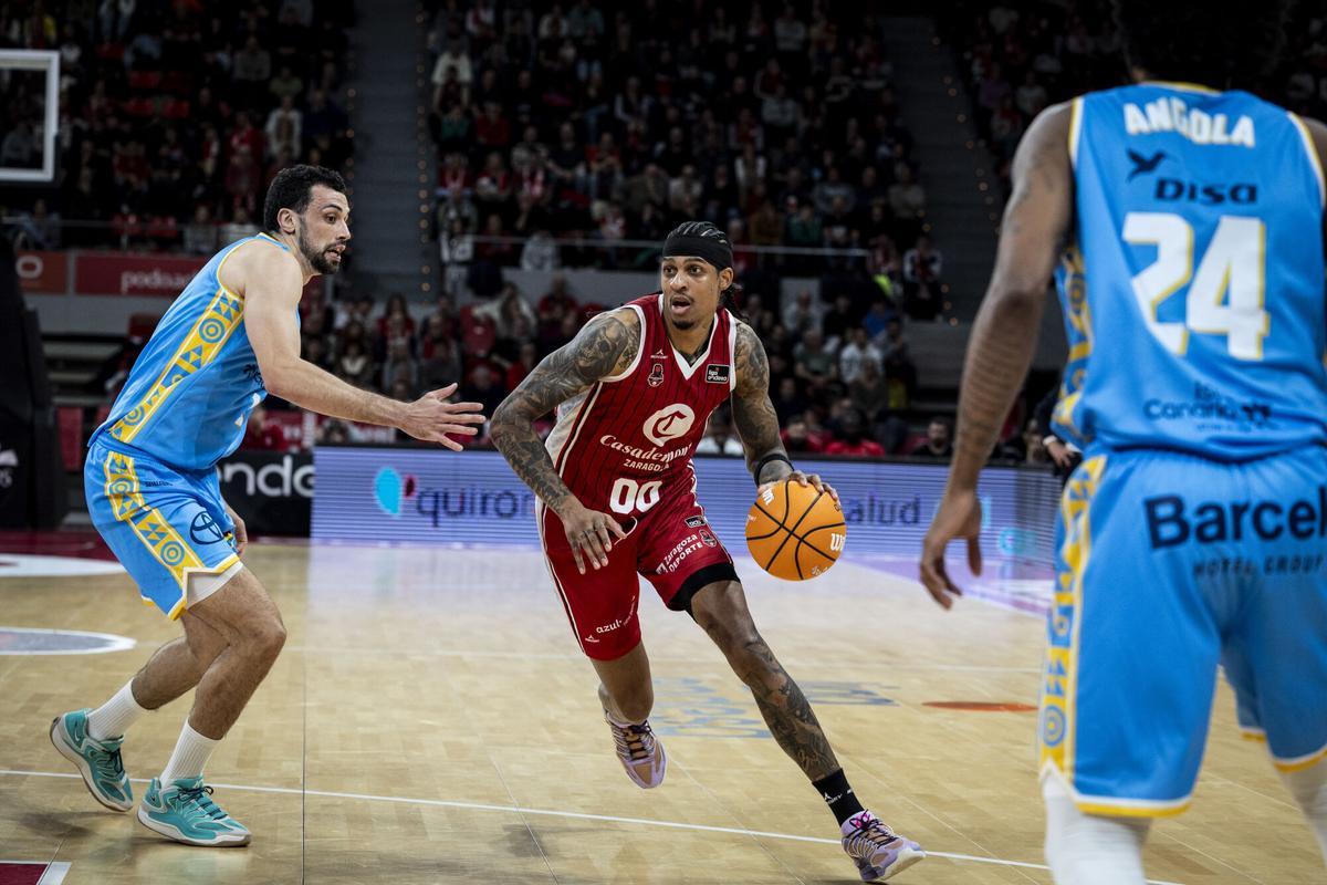 Devin Robinson, con el balón en el partido entre el Casademont Zaragoza y el Gran Canaria en el Príncipe Felipe.