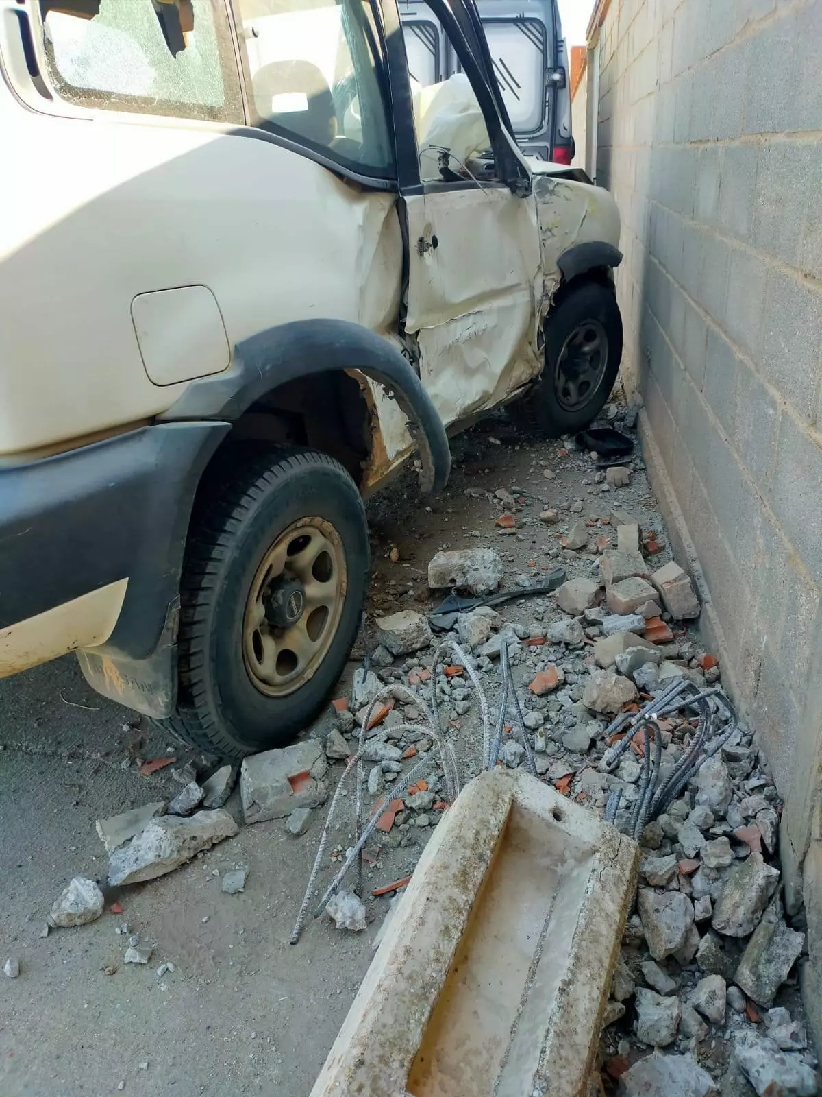 Tres heridos tras chocar un todoterreno contra un poste en Piedrahíta de Castro