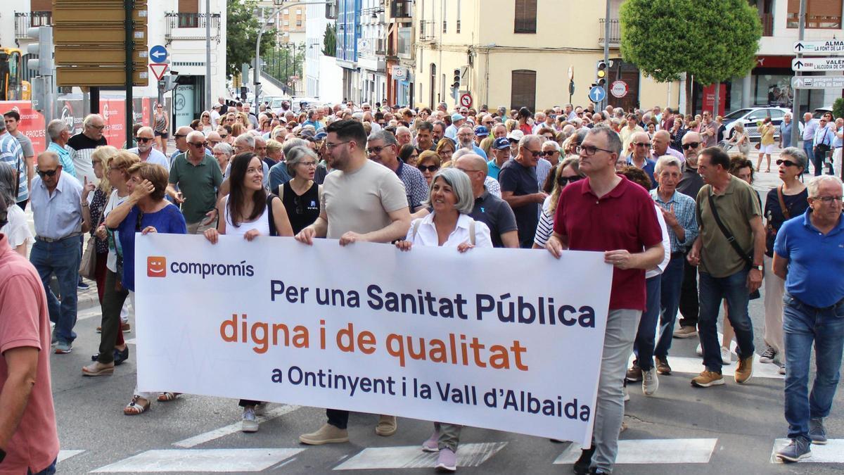 Los regidores de Compromís, en una manifestación en defensa de los servicios sanitarios en Ontinyent.