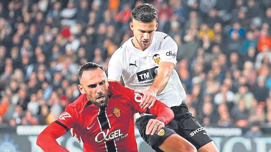 Muriqi lucha el balón con Copete en el partido ante el Valencia.