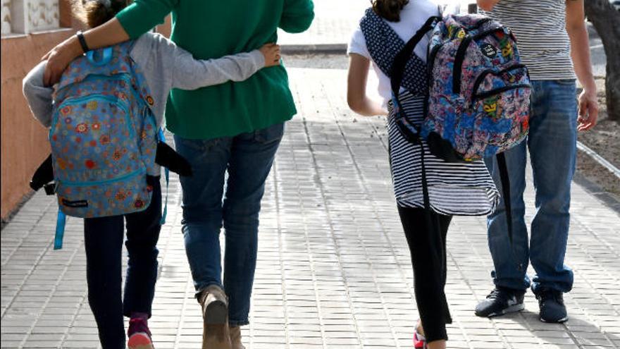 Niños saliendo de un colegio grancanario