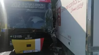 Varios heridos en la colisión de un autobús del TIB y un camión
