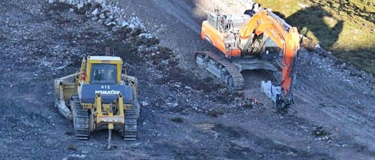 Máquinas trabajando para construir pistas de acceso a los aerogeneradores en Capiechamartín.