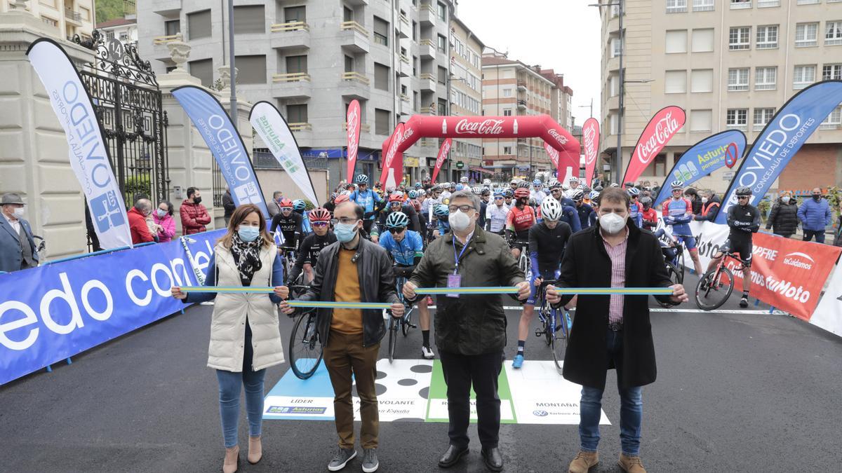 Las imágenes de la última etapa de la Vuelta a Asturias: crónica y reacciones