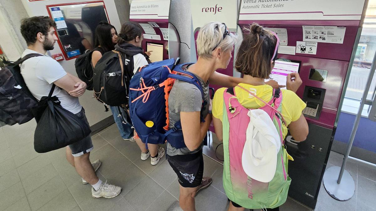 Viajeros ante una máquina de autoventa de Renfe en Vigo