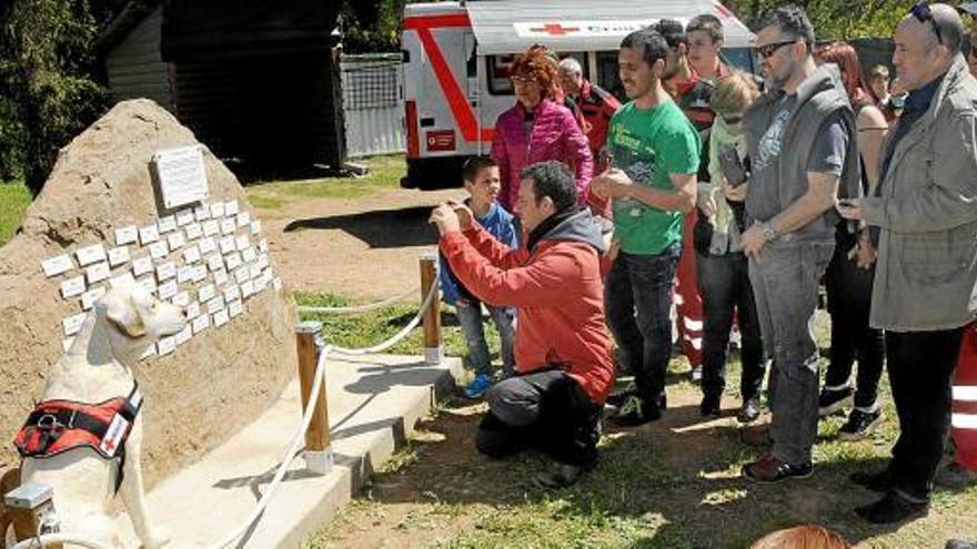 Membres de la unitat canina de Creu Roja fotografiant l&#039;escultura un cop va ser descoberta