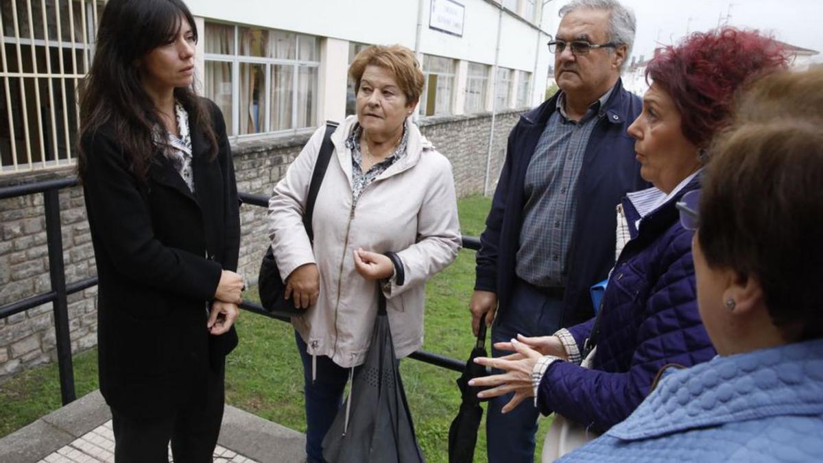 Por la izquierda, Laura Tuero, ayer, con representantes vecinales de Roces. | Ángel González