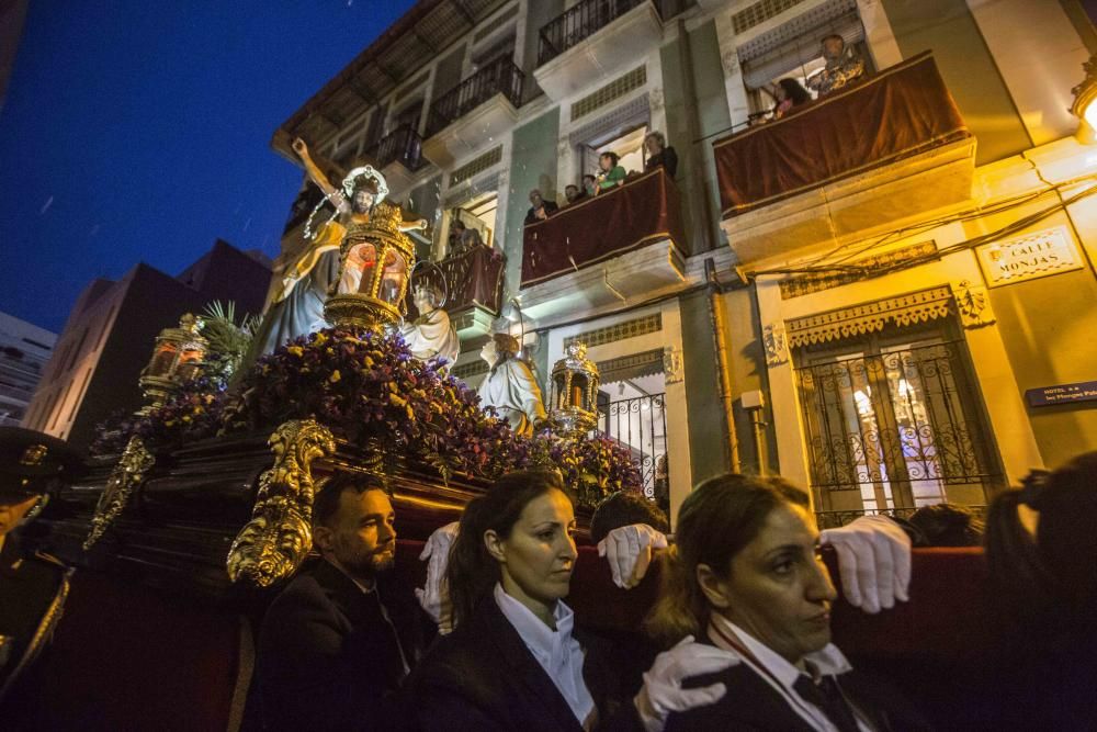 El numeroso cortejo de damas de mantilla caracteriza a esta hermandad