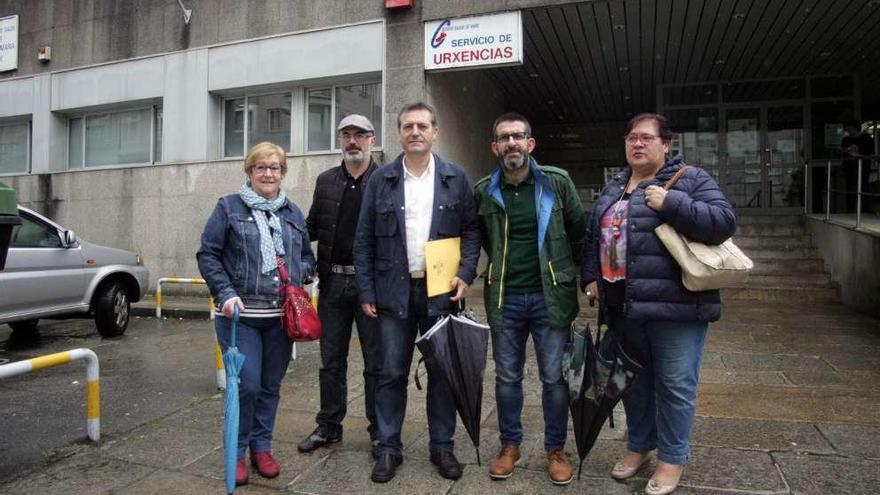 Bará, ayer, junto a miembros del BNG de Lalín, entre ellos el concejal Francisco Vilariño, delante del centro de salud. // Bernabé/Luismy