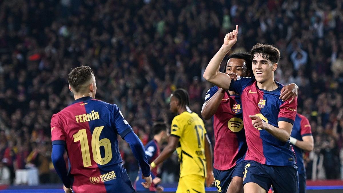 Koundé, Cubarsí y Fermín celebran el 1-0 de Raphinha al Dortmund en Montjuïc.