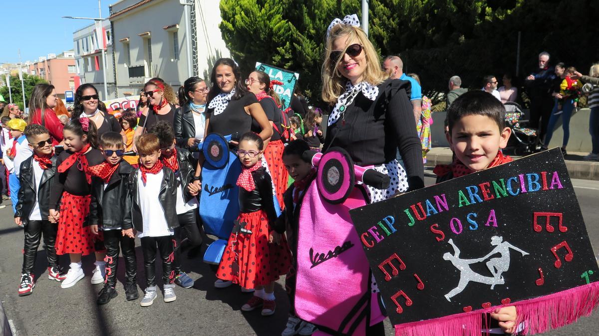 Escolares en la cabalgata de Guía.