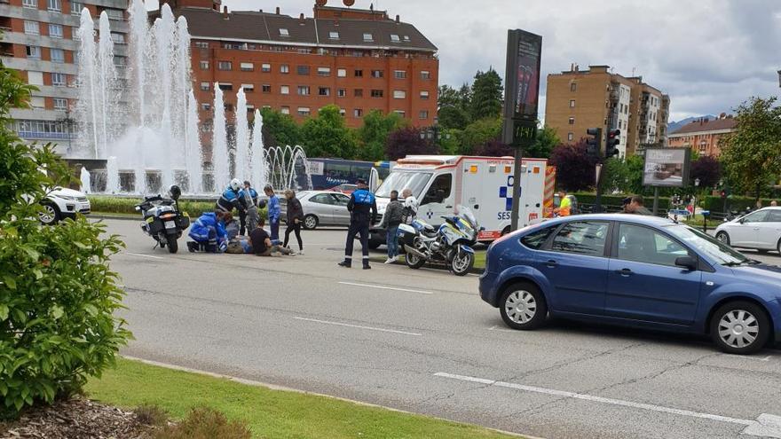 Herido un motorista tras ser arrollado por un coche en la plaza de Castilla de Oviedo