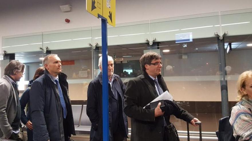 Puigdemont arribant a l&#039;aeroport de Charleroi.