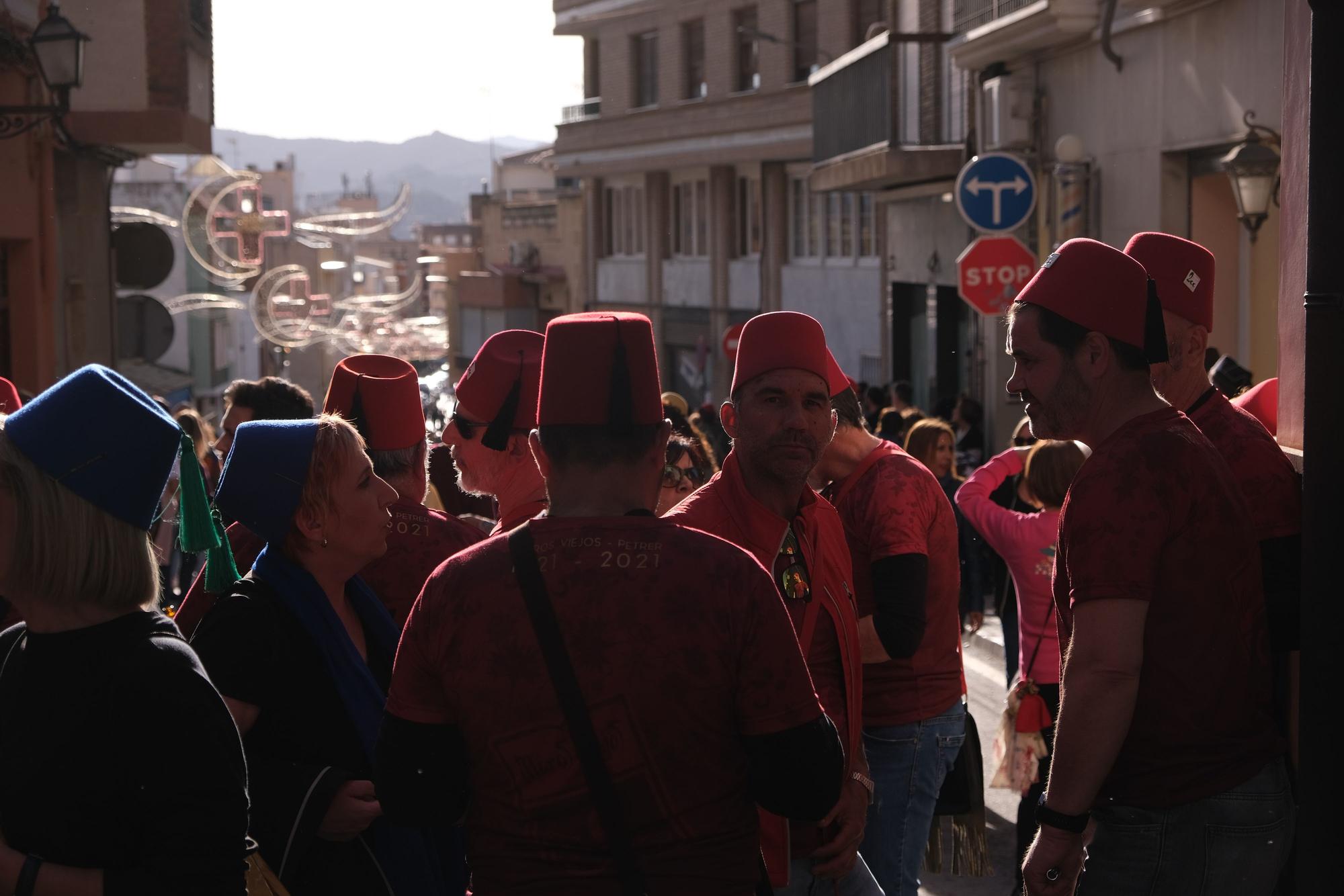 Fiesta de Els Capitans y desfile de abanderadas de Moros y Cristianos de Petrer, en imágenes