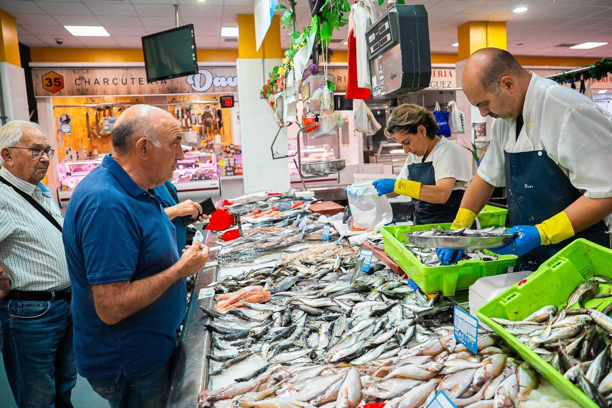 Daniel Ivanov en su pescadería.