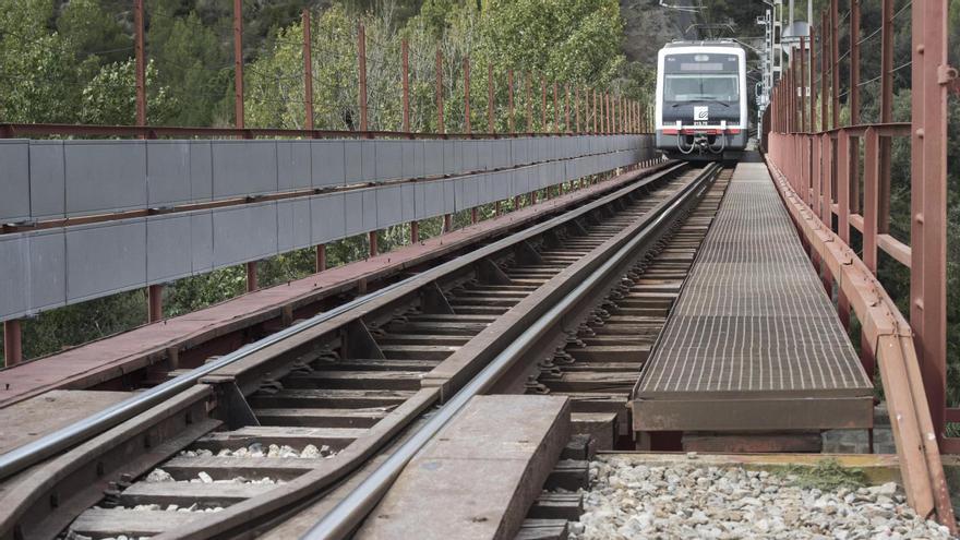 Un tren de Ferrocarrils al seu pas pel tram de Castellgalí sobre el riu Llobregat