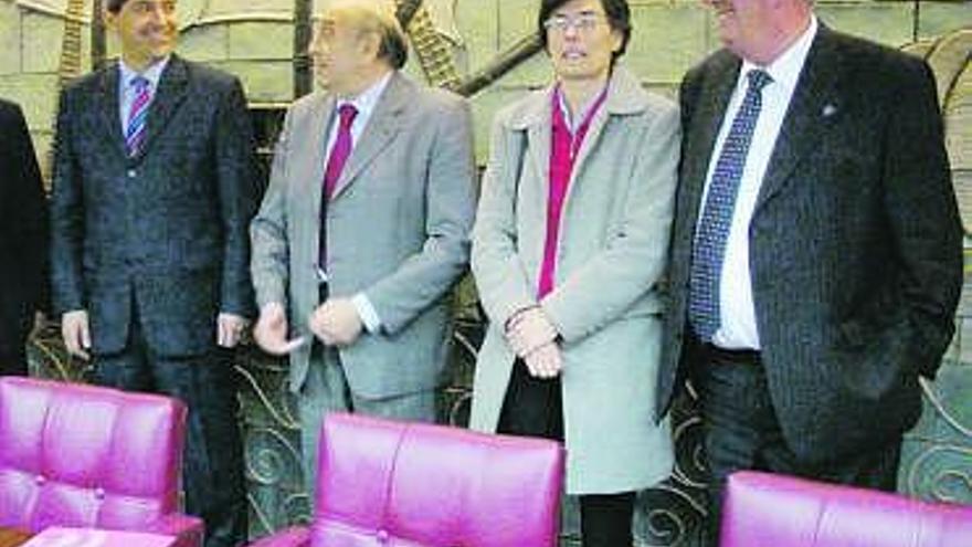 Antonio José Rodríguez Vegazo, Francisco Menéndez, María Elisa Fáez y Salvador Fernández Vega, ayer, en el salón de plenos de la Cámara.