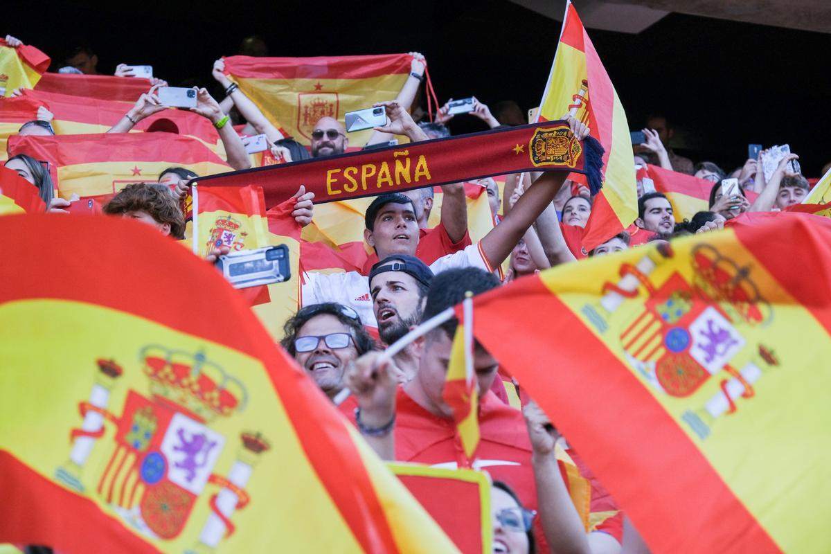 La Rosaleda, volcada con la Selección.