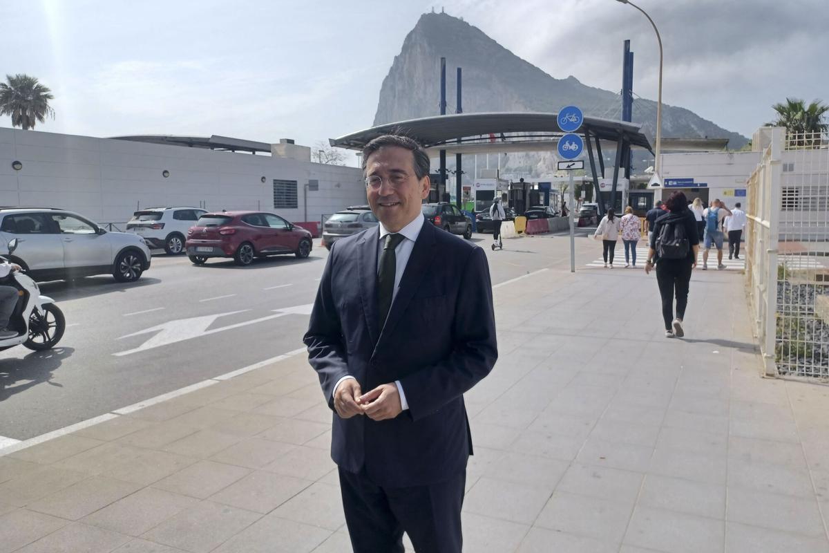 El ministro de Asuntos Exteriores, Unión Europea y Cooperación, José Manuel Albares, ante la verja del Peñón, durante su visita al Campo de Gibraltar para reunirse con distintos agentes de la zona y explicar el acuerdo entre la UE y el Reino Unido que comenzará aplicarse de forma provisional el 15 de julio. EFE/ Isabel Laguna. sust txto, añade video
