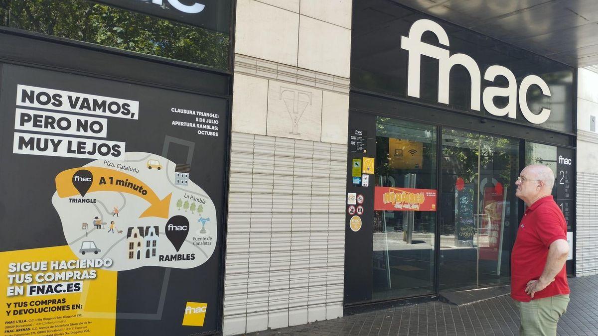 Carteles anuncian en la FNAC de plaza de Catalunya su cierre este sábado y su futura mudanza.