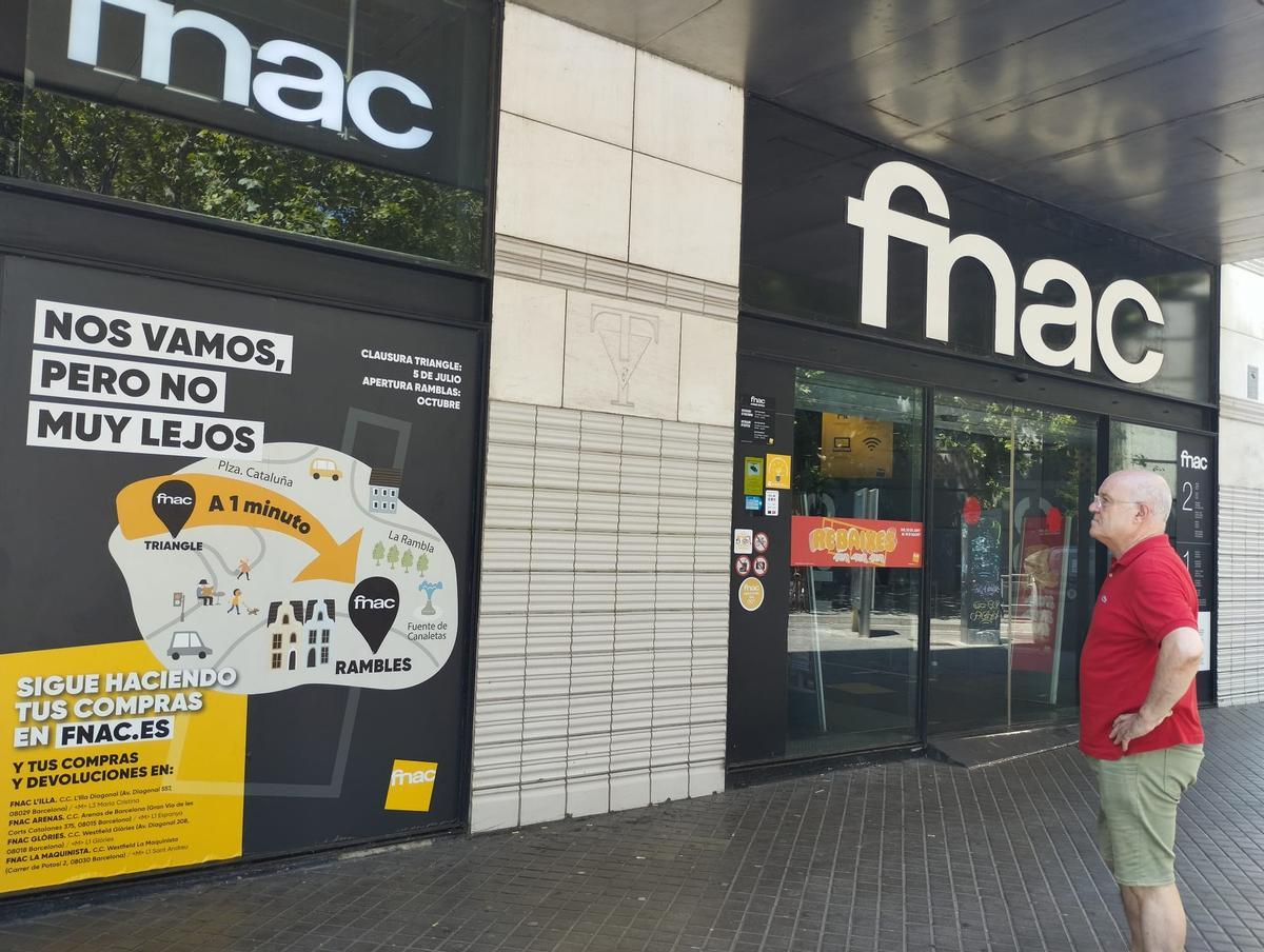 Carteles anuncian en la FNAC de plaza de Catalunya su cierre este sábado y su futura mudanza. Carteles anuncian en la FNAC de plaza de Catalunya su cierre este sábado y su futura mudanza.