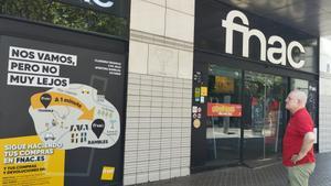 Carteles anuncian en la FNAC de plaza de Catalunya su cierre este sábado y su futura mudanza.