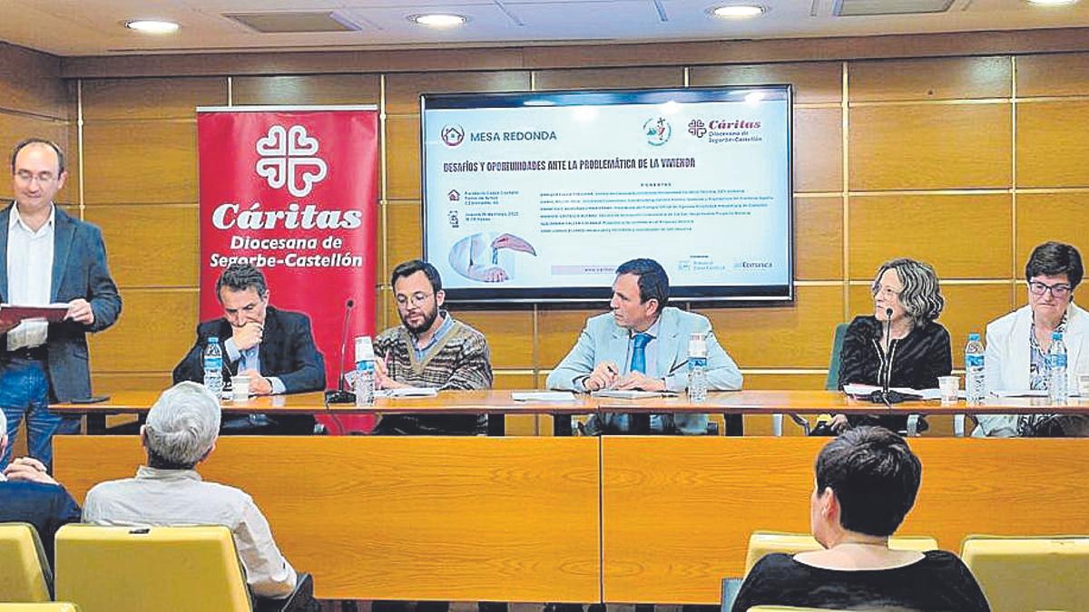 La mesa redonda fue celebrada en el Salón de Actos de la Fundació Caixa Castelló, moderada por el periodista y coordinador de adComunica, Ximo Górriz