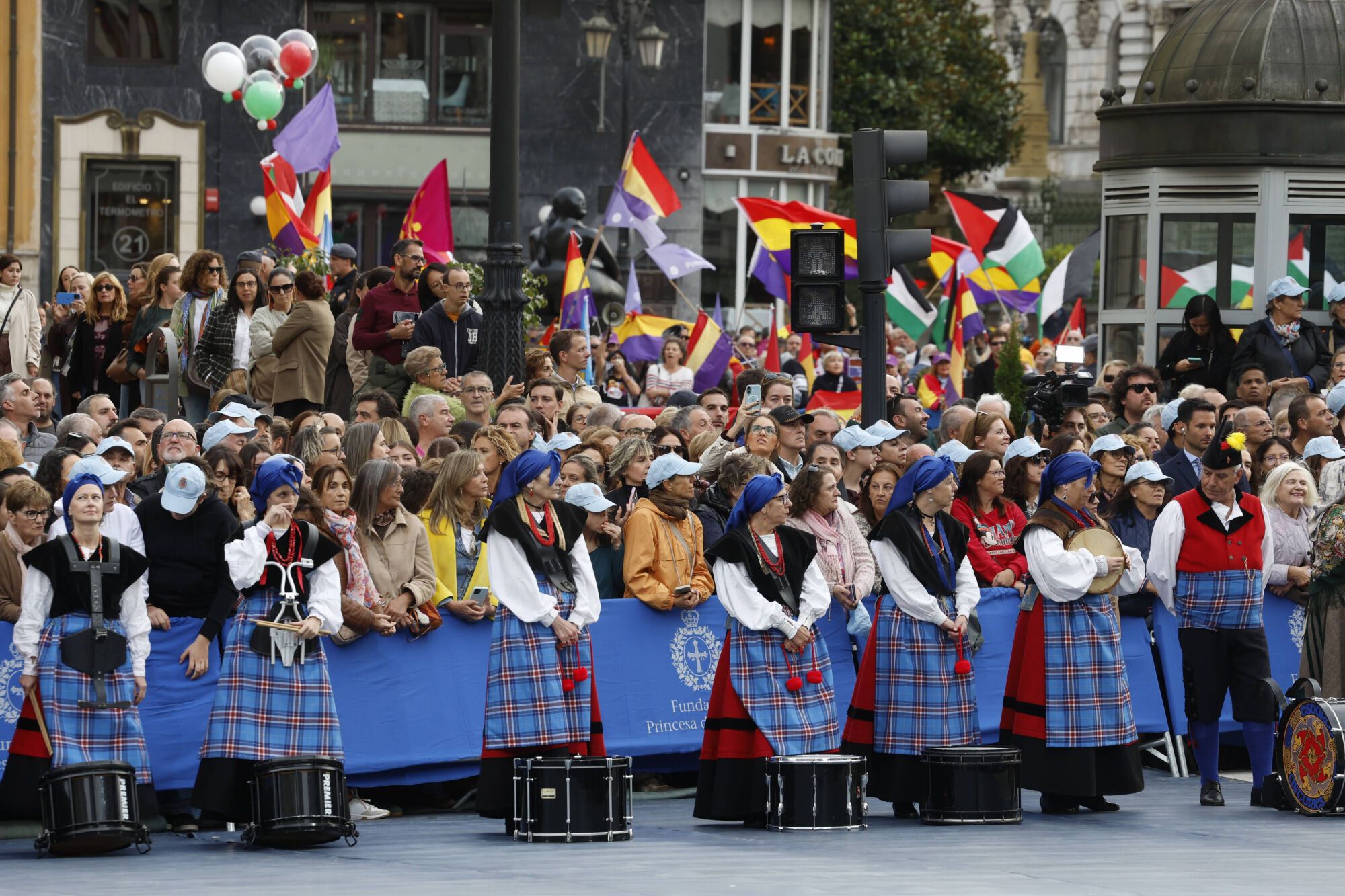  Así fue la llegada de los invitados a los premios "Princesa de Asturias" y su paso por la alfombra azul