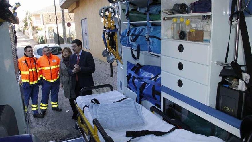López-Chaves conversa con los técnicos del 061 ante la nueva ambulancia. // Santos Álvarez