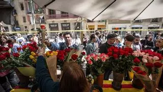 "No quiero pensarlo": los floristas de la Rambla viven el último Sant Jordi antes de su exilio a la plaza Catalunya