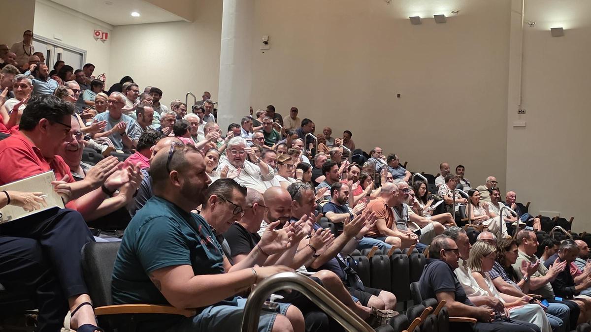 La asamblea acogió con aplausos la exoneración