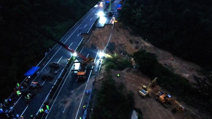 Un tram d'autopista ensorrat a la província xinesa de Canton