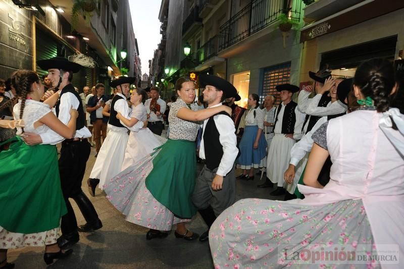 La Antorcha de la Amistad y el Moneo brillan en colores con motivo de este Festival Internacional de Folclore