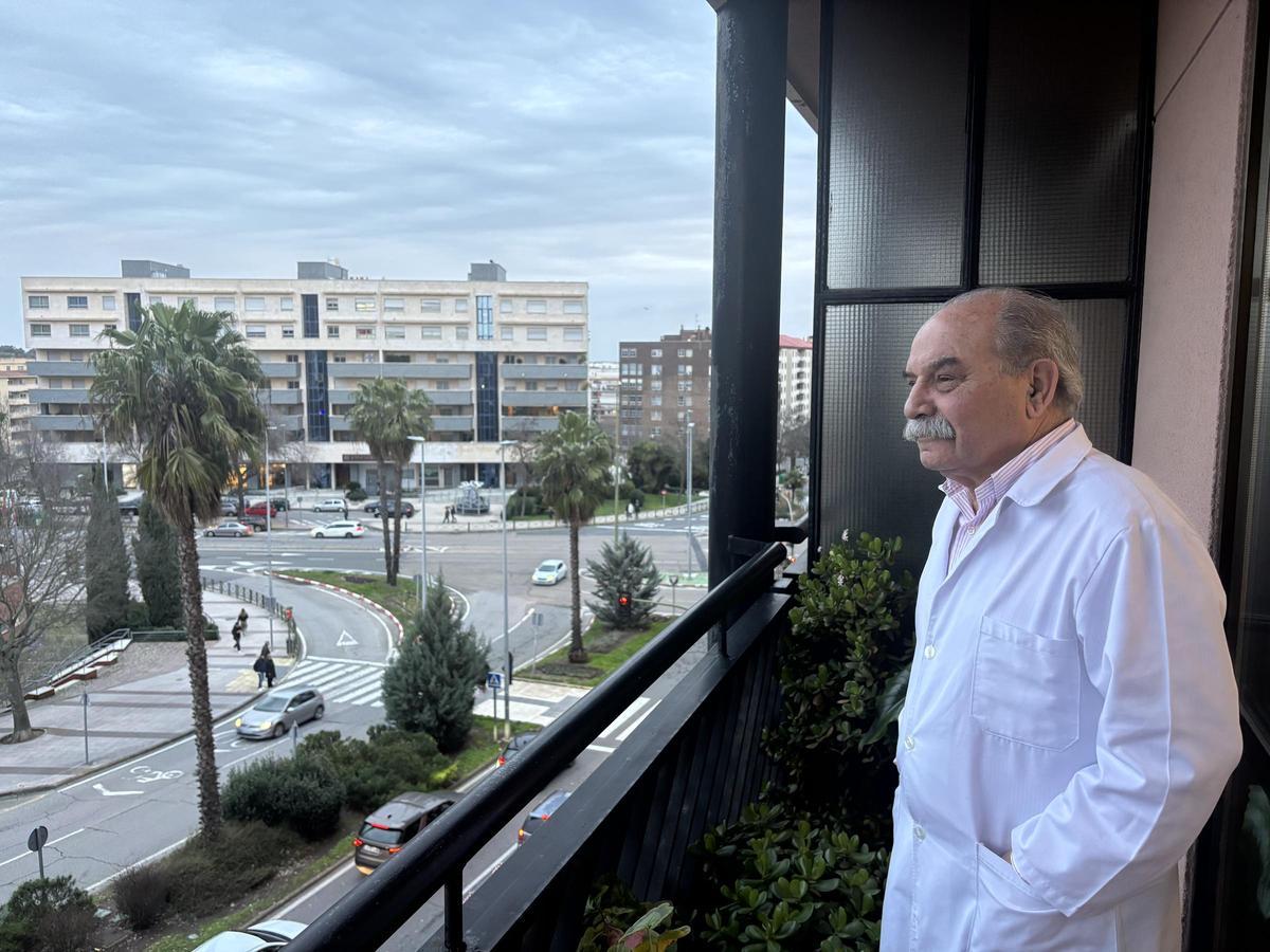 Gómez Villa en el balcón de su consulta, en la avenida Virgen de Guadalupe de Cáceres.
