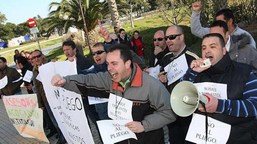 Un grupo de guardas jurado del Campus durante la protesta