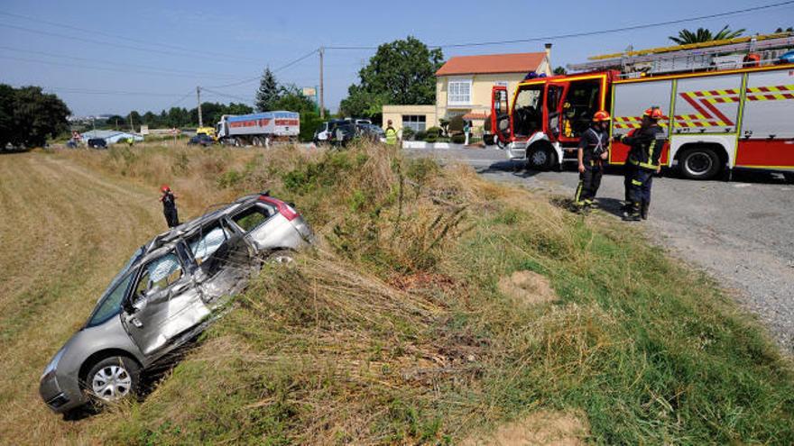 Accidente de tráfico en Silleda: un herido en un siniestro entre un coche y un camión