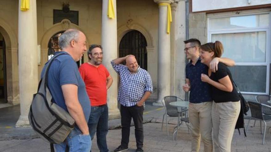 Montse Venturós riu en una conversa distesa amb Jordi Sabata, secretari de l&#039;escola de música, el regidor Francesc Ribera, l&#039;alcalde en funcions Oriol Camps i Xavier Llobet, a l&#039;esquerra, director de l&#039;escola, ahir