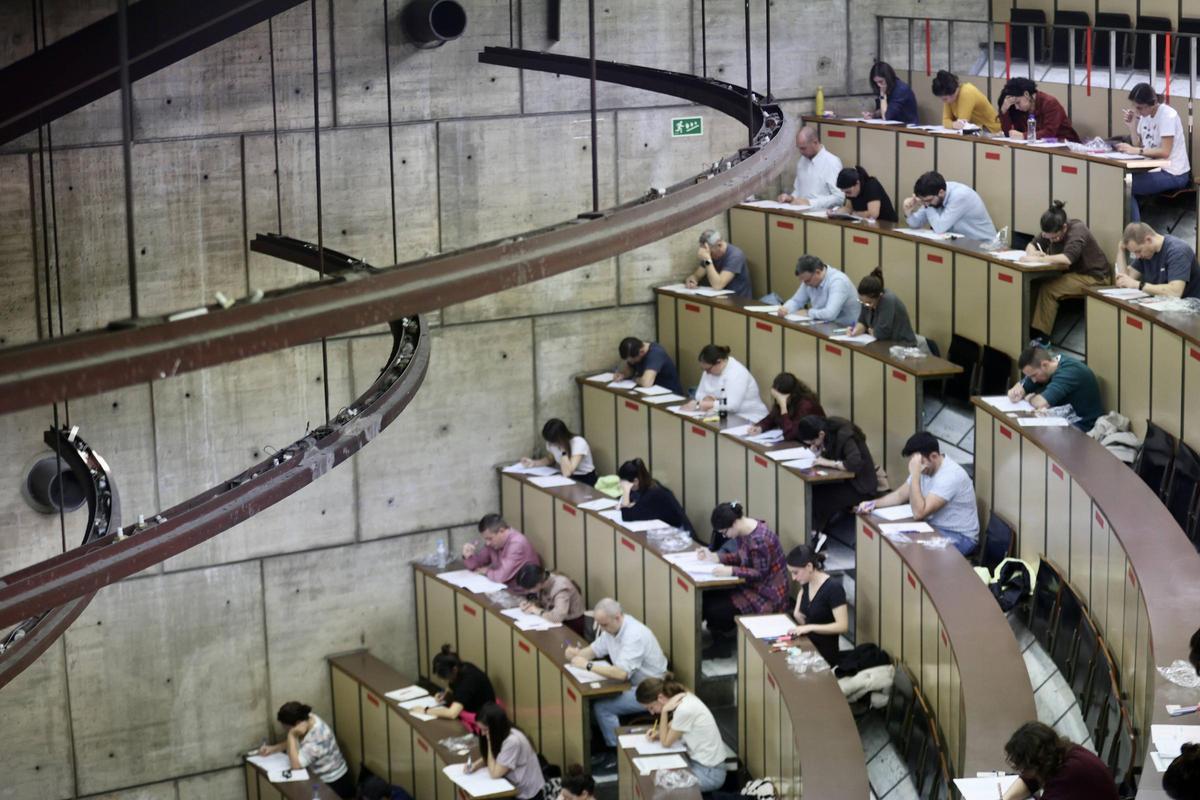 Estudiantes, al inicio del examen, en la facultad de Medicina.