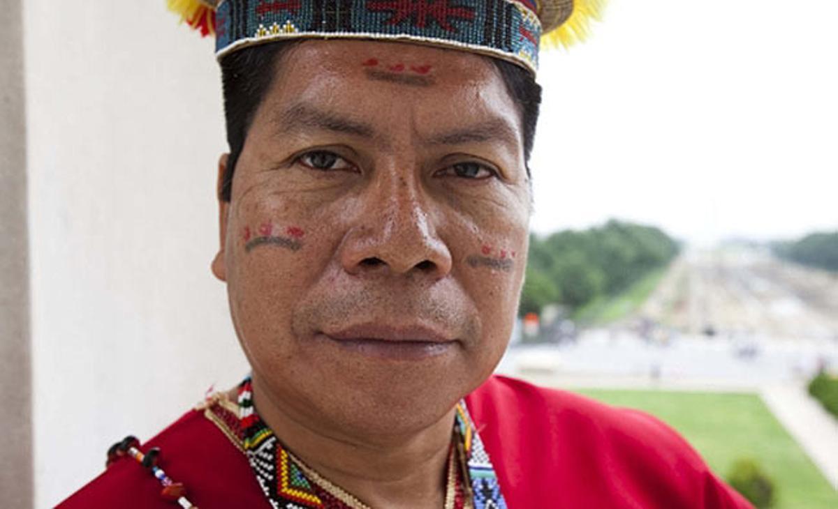 Humberto Piaguaje, un líder tribal de l’ètnia Sequoia que viu a l’Amazones equatorià, fotografiat aquest dijous en el monument d’Abraham Lincoln de Washington. Piaguje forma part d’una delegació d’indígenes que s’ha traslladat als Estats Units per pressionar la multinacional Chevron perquè compleixi amb una sentència de febrer d’un tribunal equatorià que obliga a la companyia a pagar 18.000 milions de dòlars per contaminar l’Amazones.