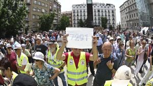 Manifestación en homenaje a los 7291 fallecidos en residencias de ancianos en la Comunidad de Madrid durante la pandemia, este domingo en Madrid.